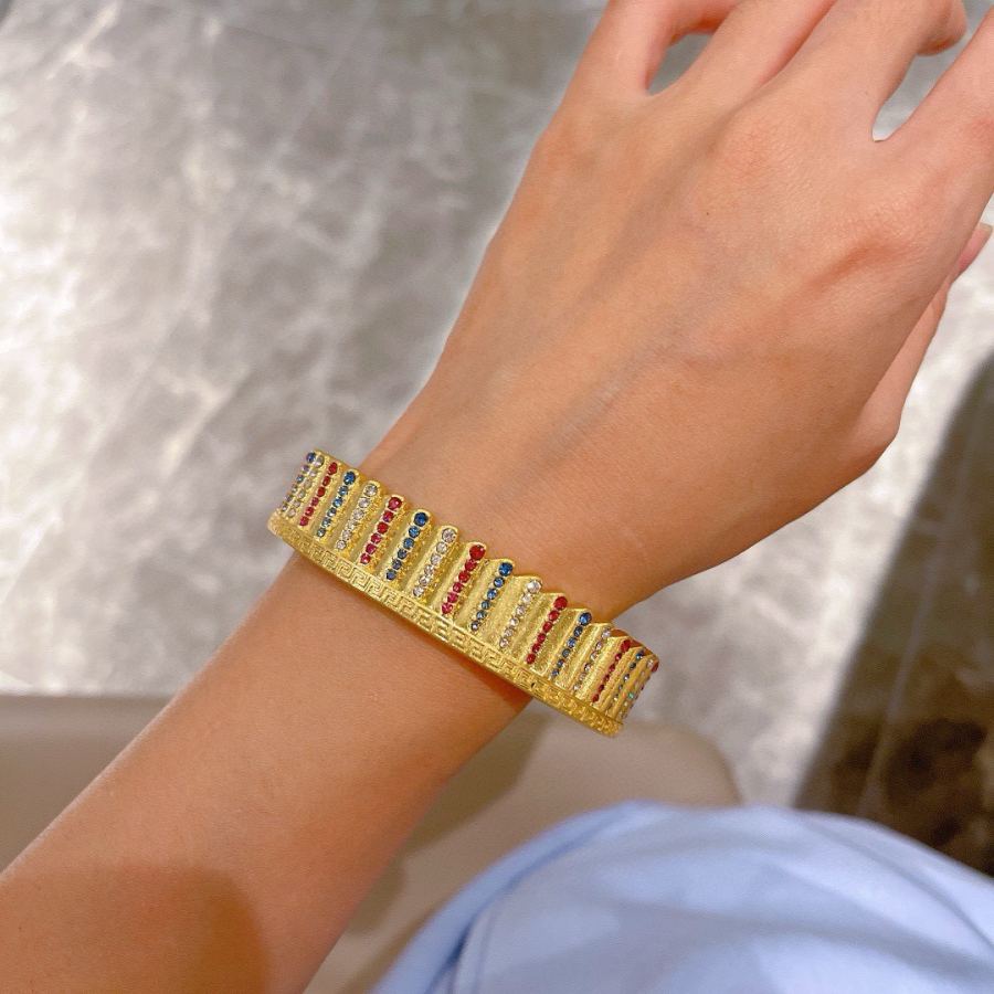 Versace Jewelry Versace Medusa face relief flower vine pattern metal texture bracelet gold-plated — AAA Quality Replica — photo 4