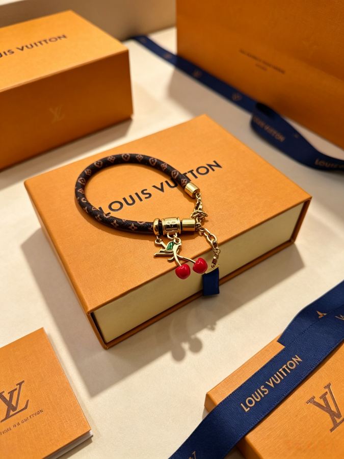 Louis Vuitton Jewelry The classic LV presbyopic leather bracelet, paired with a playful cherry pendant — Premium Replica — photo 4