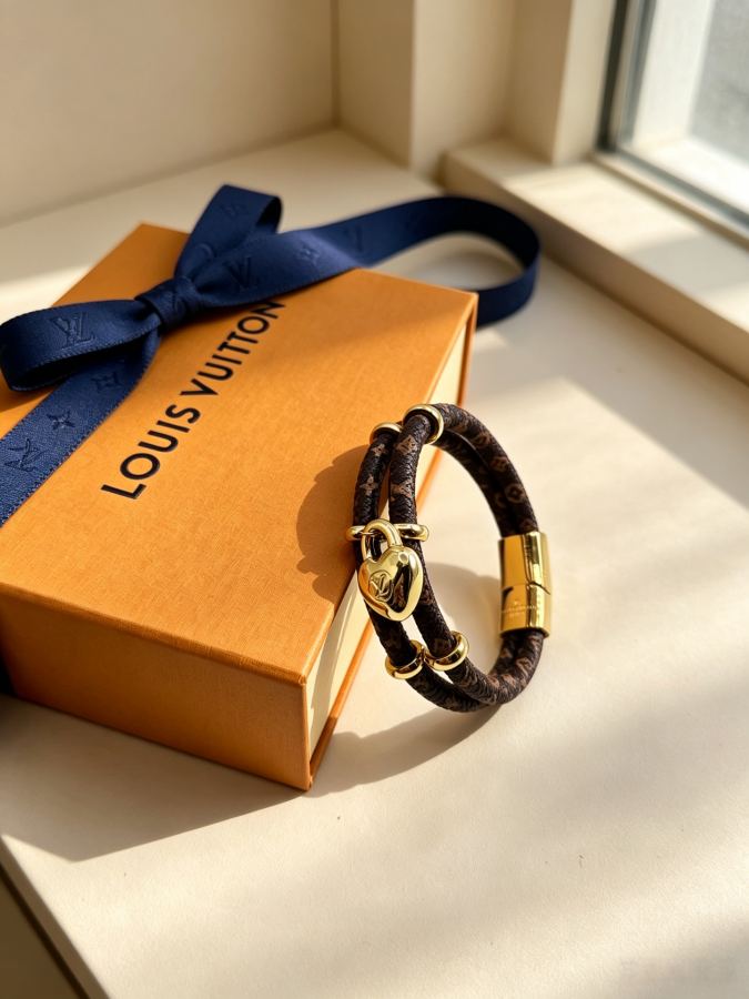 Louis Vuitton Jewelry The classic LV presbyopic leather bracelet, paired with a love pendant and — AAA Quality Replica — photo 2