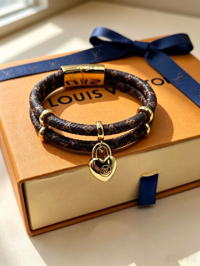 Louis Vuitton Jewelry The classic LV presbyopic leather bracelet, paired with a love pendant and — AAA Quality Replica — photo 3