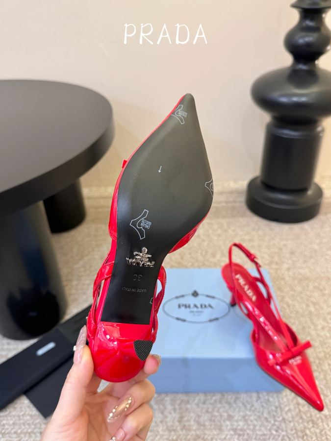 Prada damesko PRAD* Retro Triangle Pointed Toe Kitten Heel — photo 6