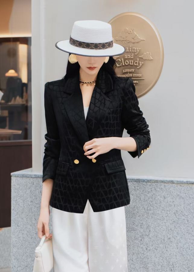 Valentino Women 26 Latest, exquisite and atmospheric age-reducing girlish style and celebrity! The — 1:1 Replica — photo 3
