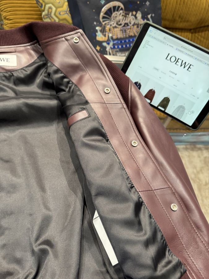 Loewe men LOEWE/Luo Yiwei burgundy leather badge, buckle decorated with elegant charm​ — 1:1 Replica For Sale — photo 7