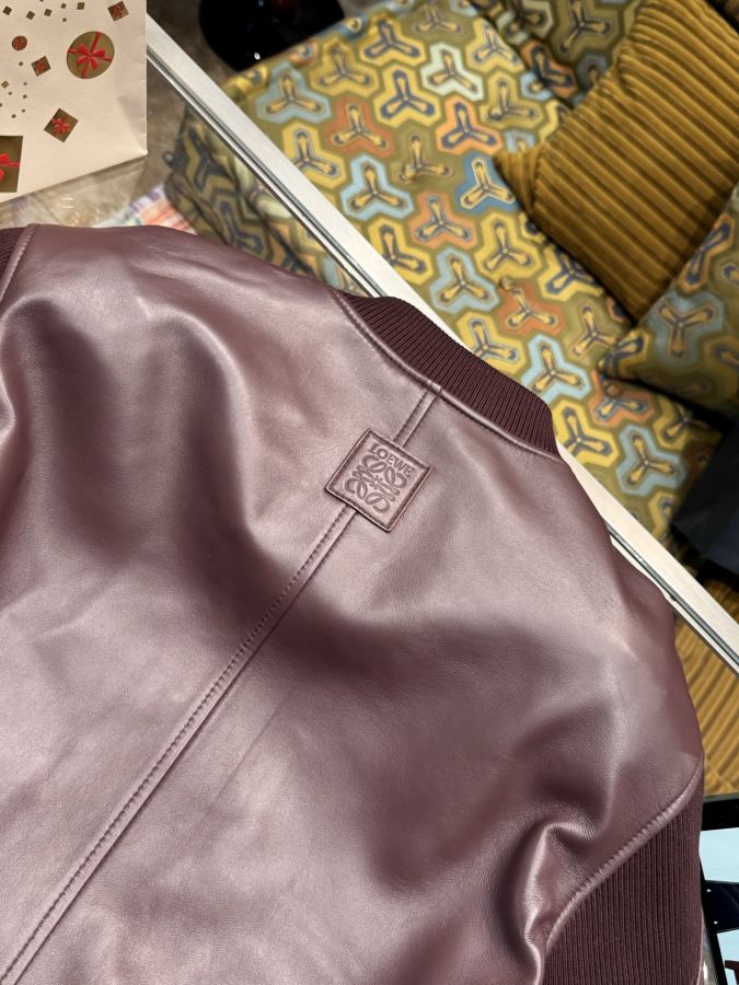 Loewe men LOEWE/Luo Yiwei burgundy leather badge, buckle decorated with elegant charm​ — 1:1 Replica For Sale — photo 8