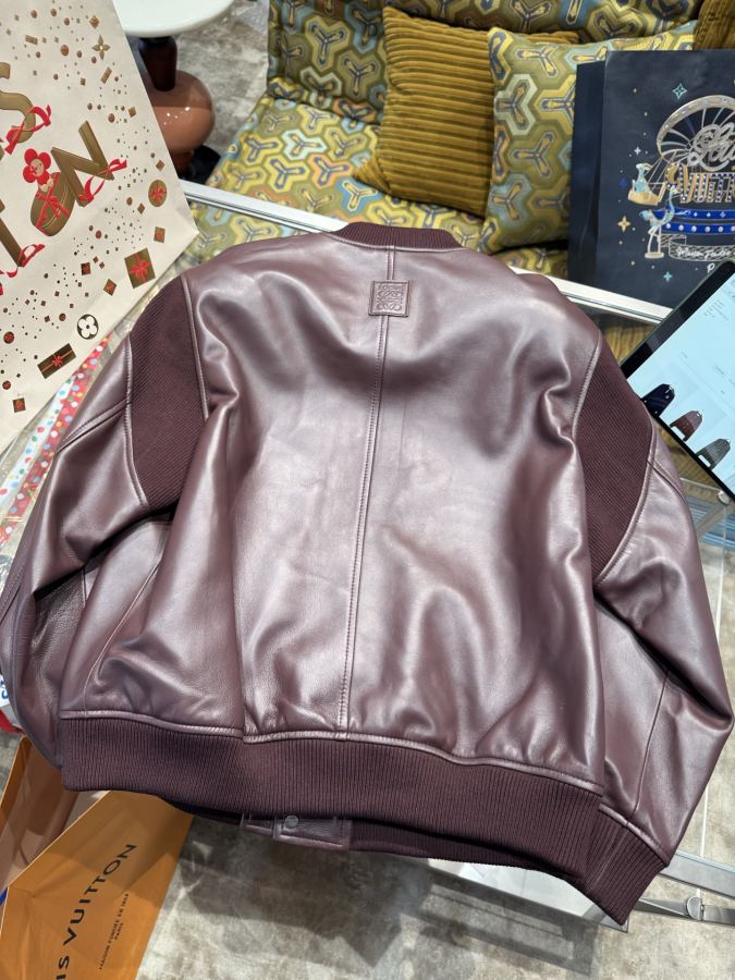 Loewe men LOEWE/Luo Yiwei burgundy leather badge, buckle decorated with elegant charm​ — 1:1 Replica For Sale — photo 2
