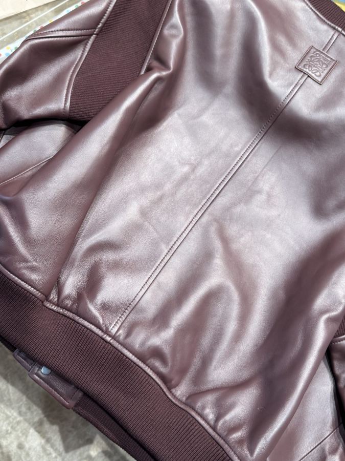 Loewe men LOEWE/Luo Yiwei burgundy leather badge, buckle decorated with elegant charm​ — 1:1 Replica For Sale — photo 9