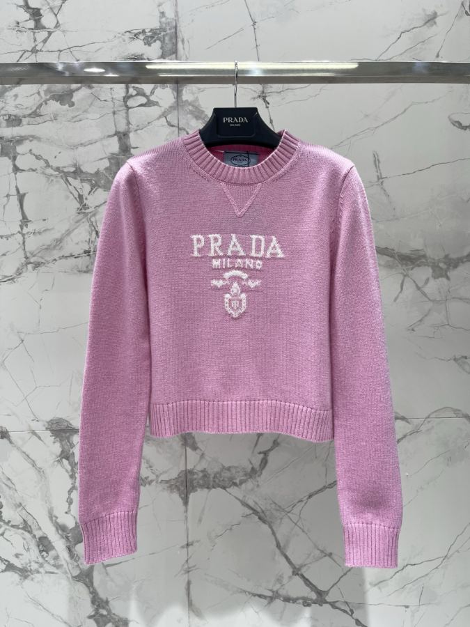 Prada Women 𝗣𝗥𝗔𝗗* Prada early spring New letter intarsia logo wool crew neck sweater — AAA Quality Replica