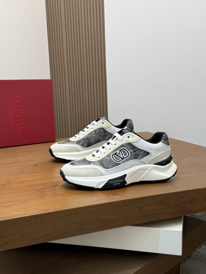 VALENTINO shoe VLTN 𝑶𝒏𝒆𝑺𝒕𝒖𝒅 2024 New. ZP. / 𝐓𝐏𝐔 39-44.45 — AAA Quality Replica — photo 3