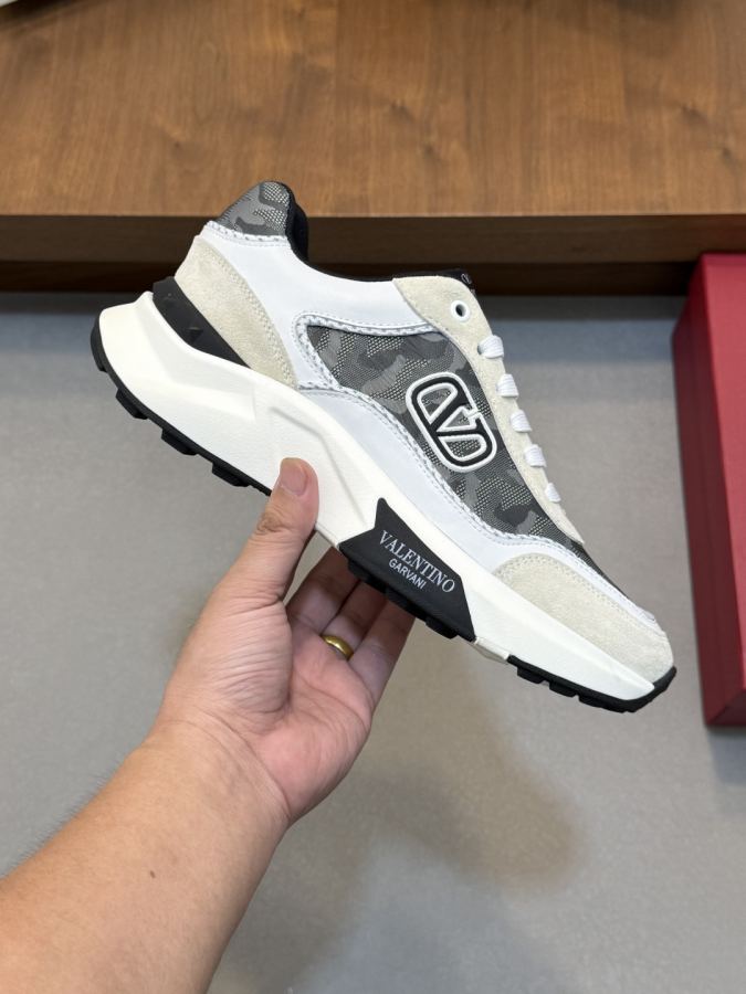 VALENTINO shoe VLTN 𝑶𝒏𝒆𝑺𝒕𝒖𝒅 2024 New. ZP. / 𝐓𝐏𝐔 39-44.45 — AAA Quality Replica — photo 6