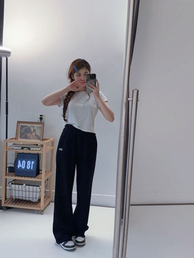 Alo Leggings Alo Accolade Straight Leg Sweatpant — 1:1 Replica For Sale — photo 4