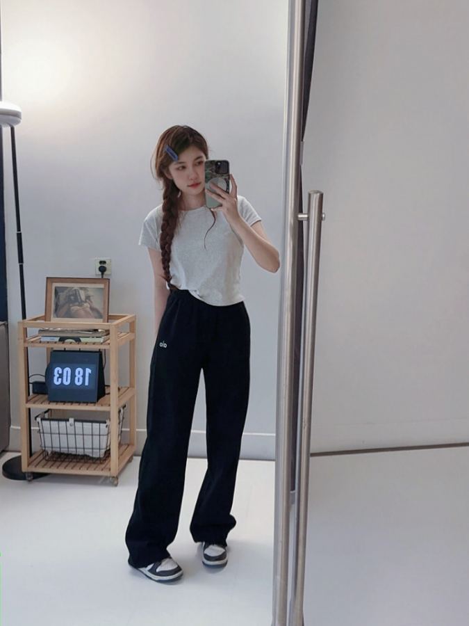 Alo Leggings Alo Accolade Straight Leg Sweatpant — 1:1 Replica For Sale — photo 6