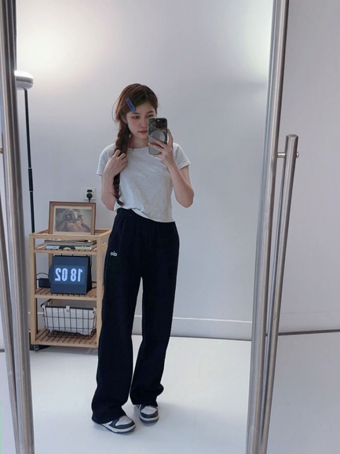 Alo Leggings Alo Accolade Straight Leg Sweatpant — 1:1 Replica For Sale — photo 5