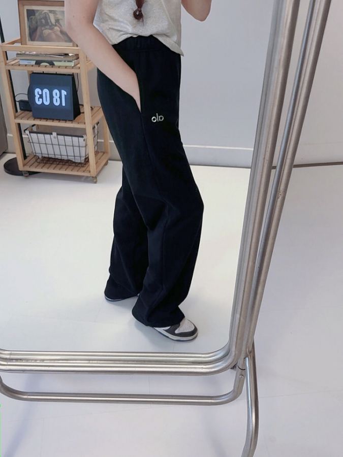 Alo Leggings Alo Accolade Straight Leg Sweatpant — 1:1 Replica For Sale — photo 3