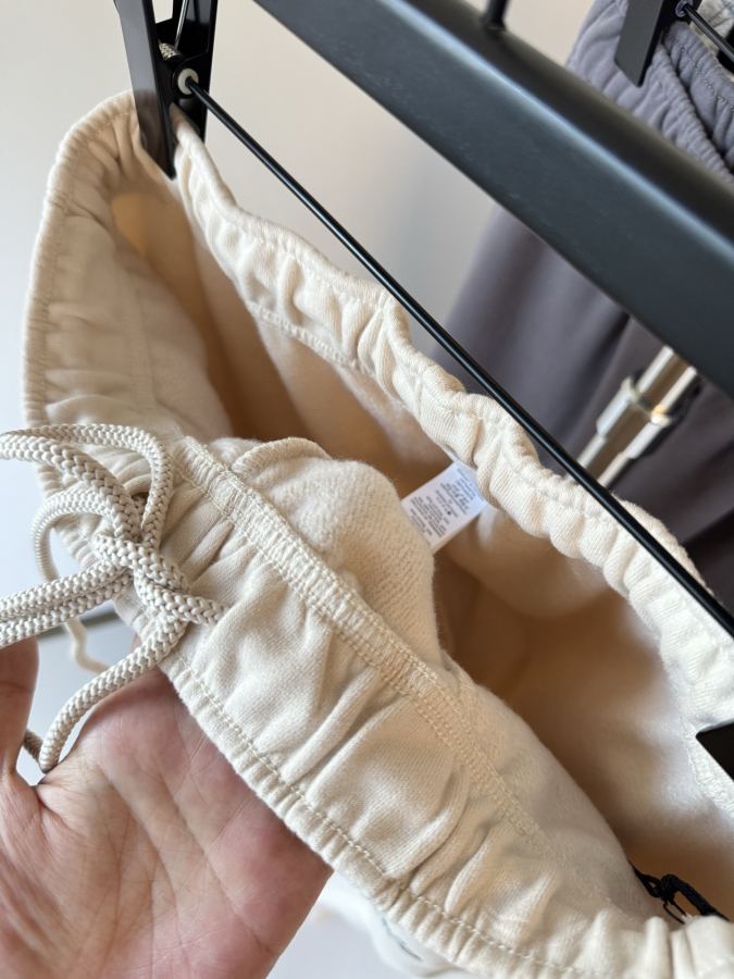 Alo Leggings Close-up real shot, every stitch and every thread screams high-end! The chain-link — Premium Replica — photo 5