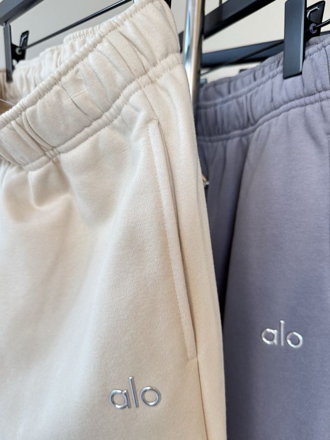 Alo Leggings Close-up real shot, every stitch and every thread screams high-end! The chain-link — Premium Replica — photo 3