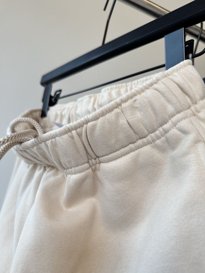 Alo Leggings Close-up real shot, every stitch and every thread screams high-end! The chain-link — Premium Replica — photo 4