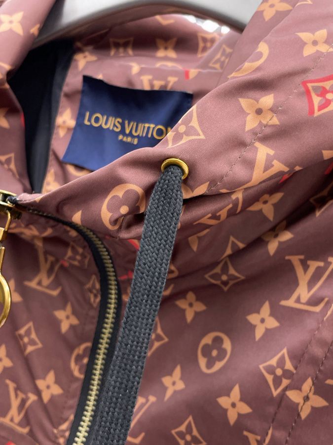 LV men Louis Vuitton LV 2026 logo M-3 XL — photo 4