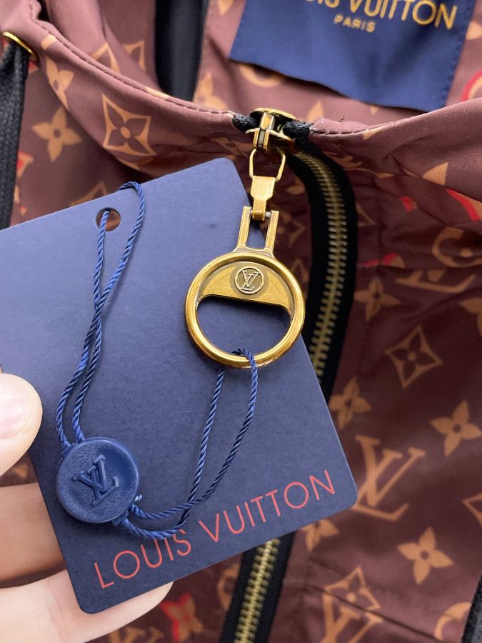LV men Louis Vuitton LV 2026 logo M-3 XL — photo 6