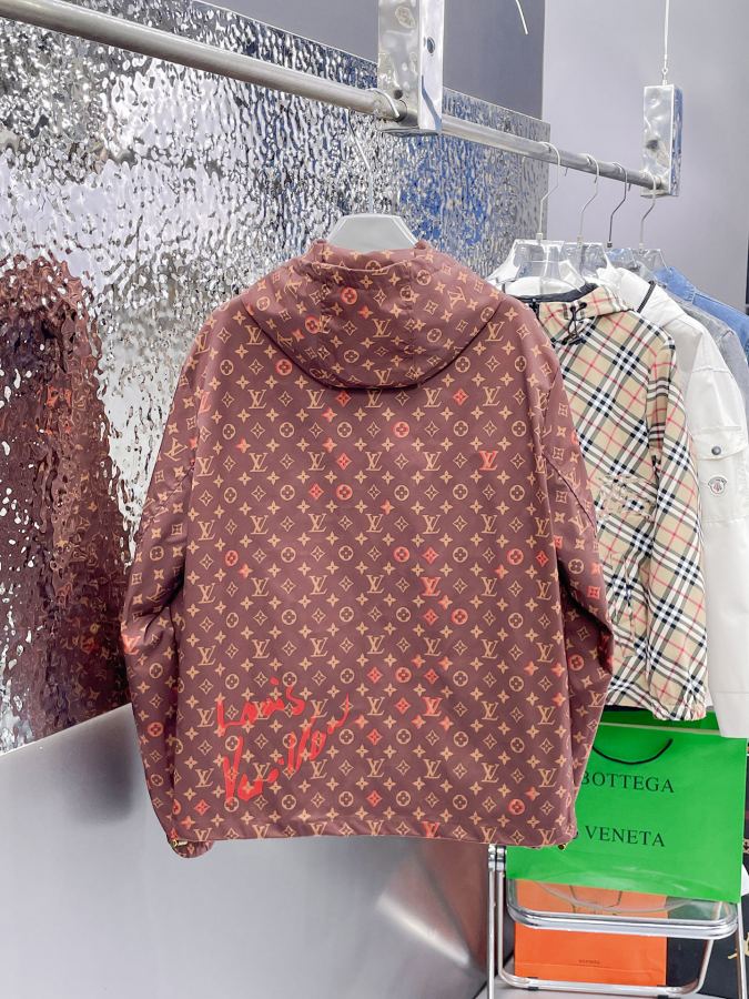 LV men Louis Vuitton LV 2026 logo M-3 XL — photo 3