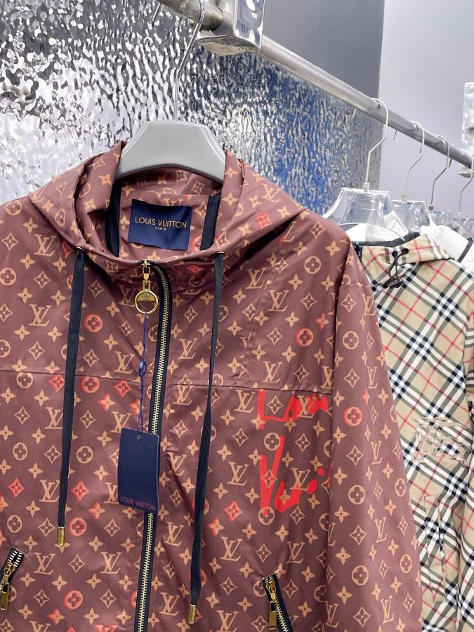 LV men Louis Vuitton LV 2026 logo M-3 XL — photo 5