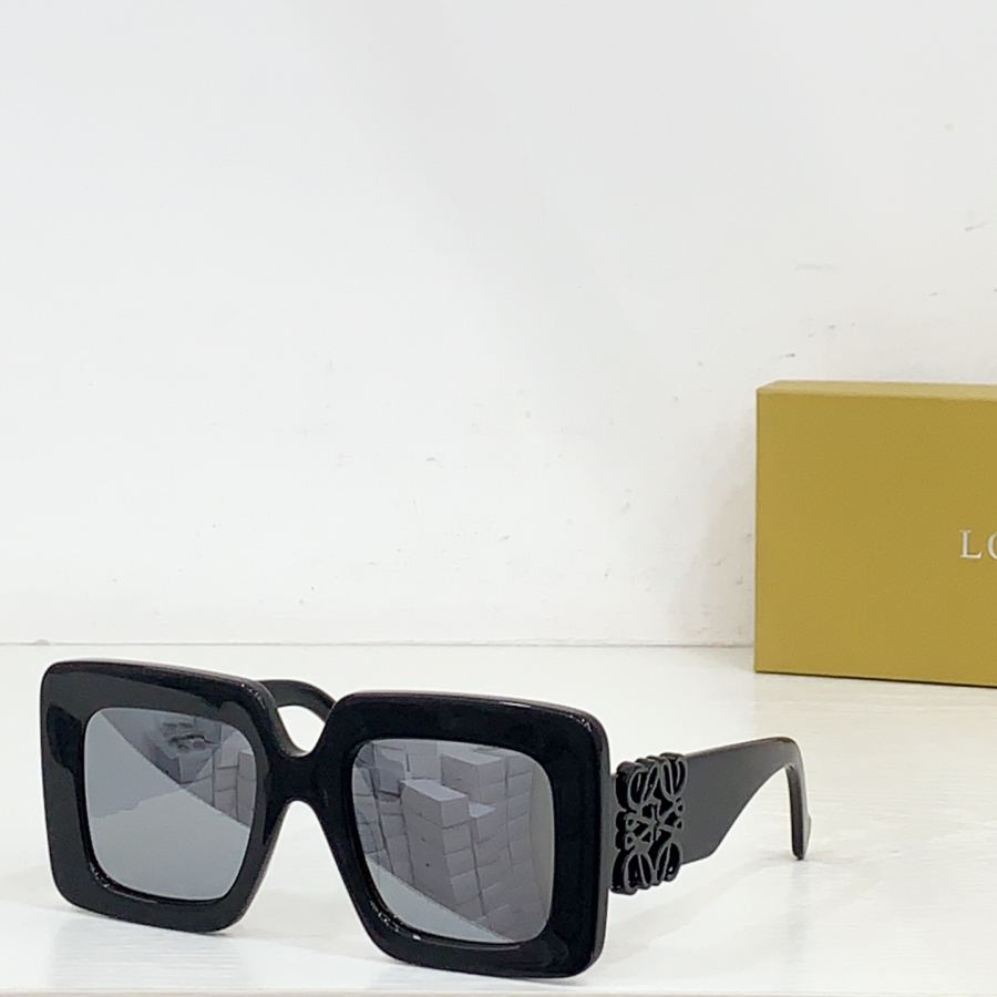 Loewe glasses LOEW* injects geometric gravity into this classic silhouette. Put his signature personality — 1:1 Replica For Sale — photo 4