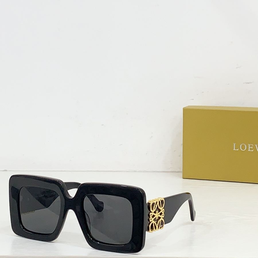 Loewe glasses LOEW* injects geometric gravity into this classic silhouette. Put his signature personality — 1:1 Replica For Sale