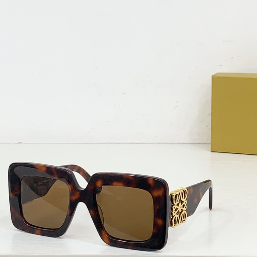 Loewe glasses LOEW* injects geometric gravity into this classic silhouette. Put his signature personality — 1:1 Replica For Sale — photo 6