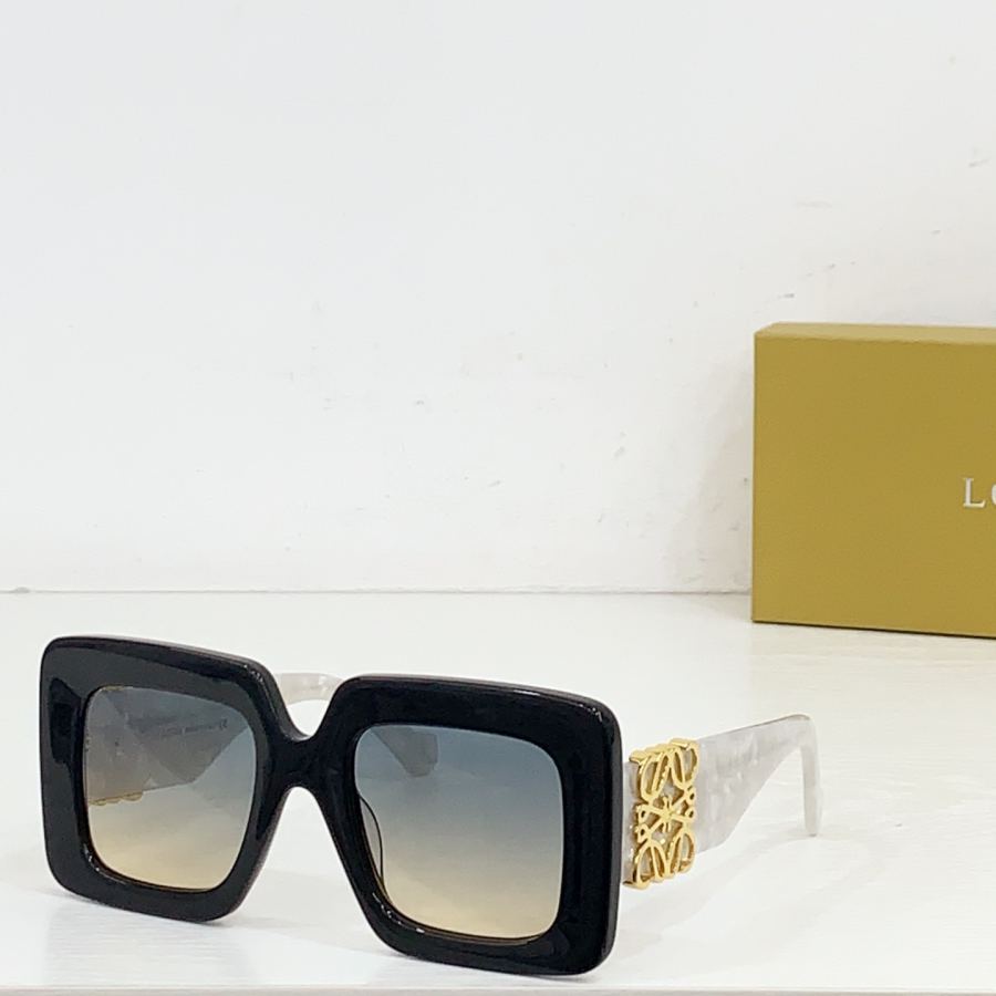 Loewe glasses LOEW* injects geometric gravity into this classic silhouette. Put his signature personality — 1:1 Replica For Sale — photo 3