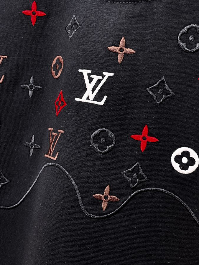 LV men Louis Vuitton LV 2026 New T logo 260. S XXL 210 — Premium Replica — photo 4