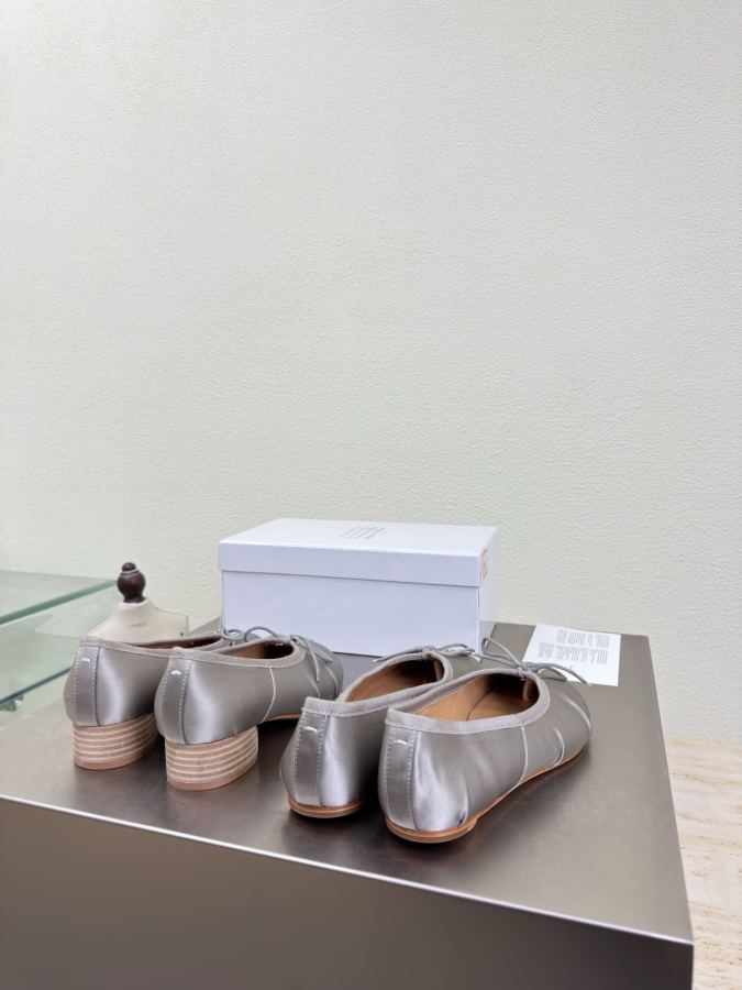 Maison margiela women's shoes Silk pleated split-toe shoes — Premium Replica — photo 3