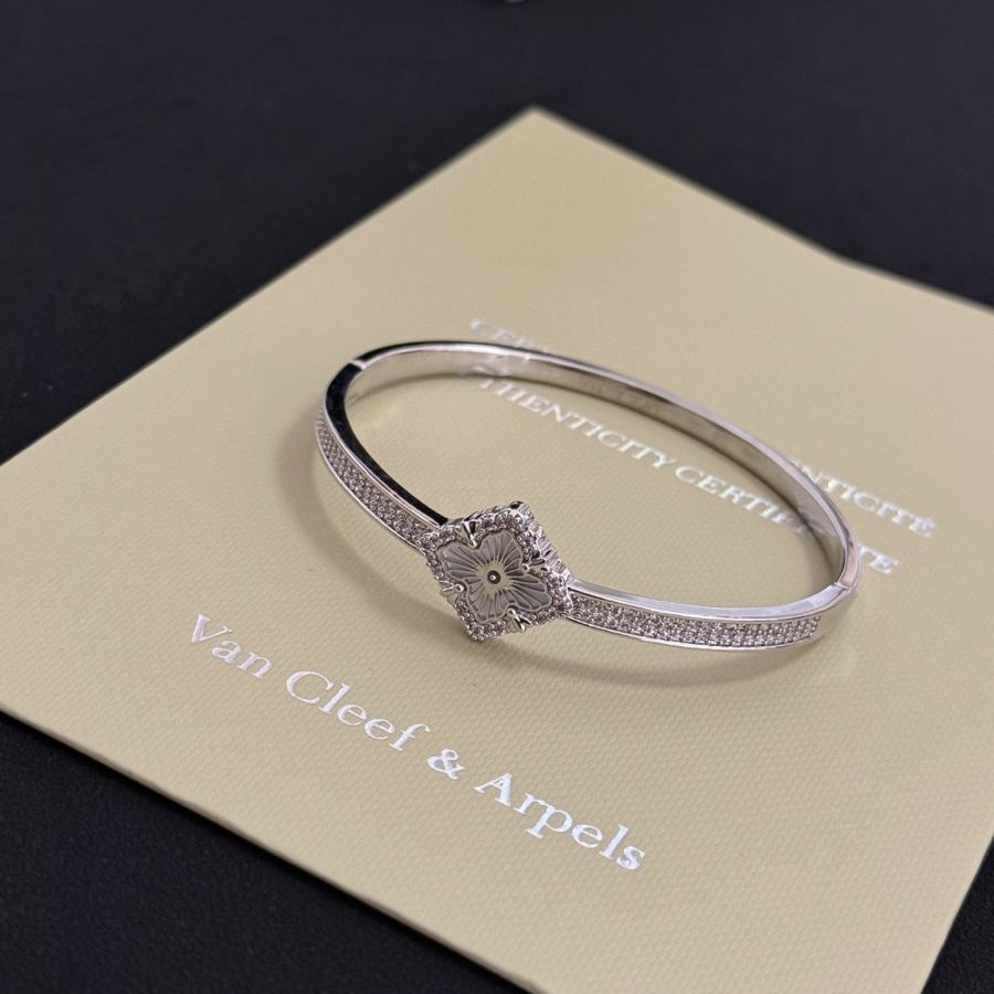 Van Cleef & Arpels Jewelry VCA four-leaf clover bracelet, V gold level classic, same style as official — AAA Quality Replica — photo 5