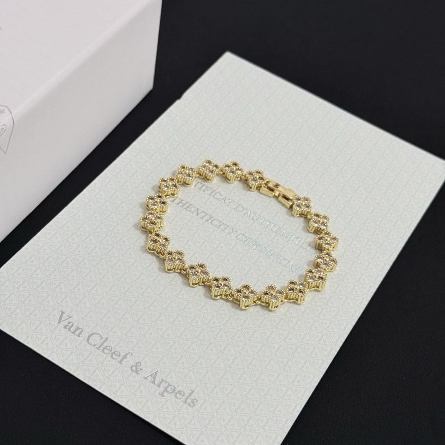 Van Cleef & Arpels Jewelry Four-Leaf Clover Bracelet, V Gold Classic, Diamond-Inlaid, Multi-Layered — Premium Replica — photo 3