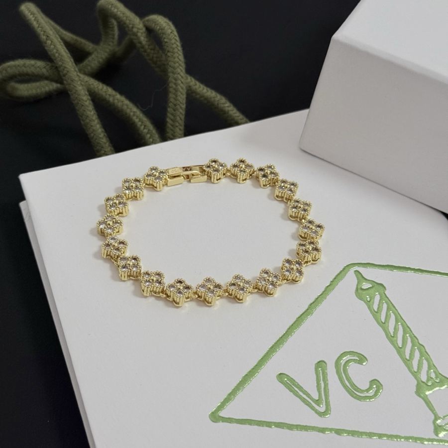 Van Cleef & Arpels Jewelry Four-Leaf Clover Bracelet, V Gold Classic, Diamond-Inlaid, Multi-Layered — Premium Replica — photo 9