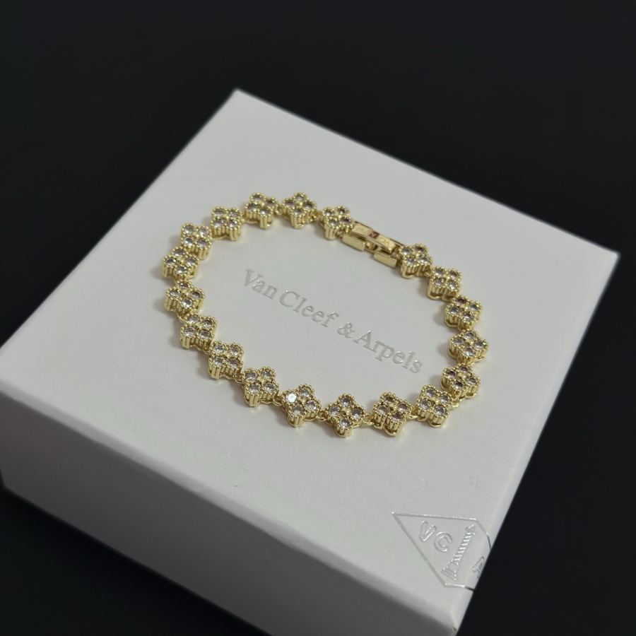 Van Cleef & Arpels Jewelry Four-Leaf Clover Bracelet, V Gold Classic, Diamond-Inlaid, Multi-Layered — Premium Replica — photo 2