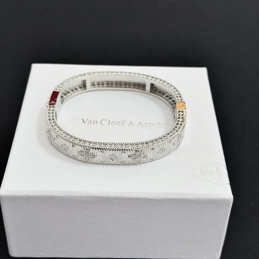 Van Cleef & Arpels Jewelry Four-Leaf Clover Bracelet, V Gold, Diamond Inlay — 1:1 Replica For Sale