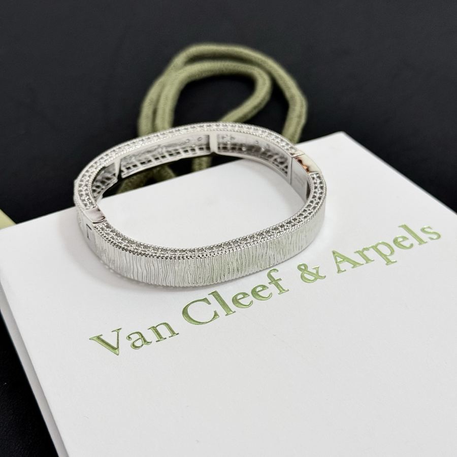 Van Cleef & Arpels Jewelry Four-Leaf Clover Bracelet, V Gold, Diamond Inlay — 1:1 Replica For Sale — photo 3