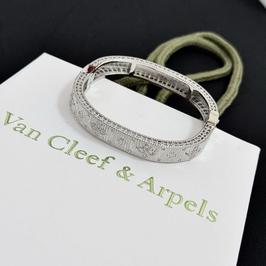 Van Cleef & Arpels Jewelry Four-Leaf Clover Bracelet, V Gold, Diamond Inlay — 1:1 Replica For Sale — photo 2