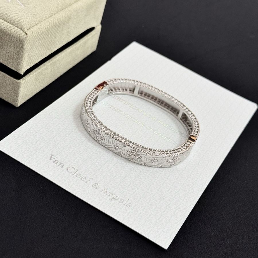 Van Cleef & Arpels Jewelry Four-Leaf Clover Bracelet, V Gold, Diamond Inlay — 1:1 Replica For Sale — photo 8
