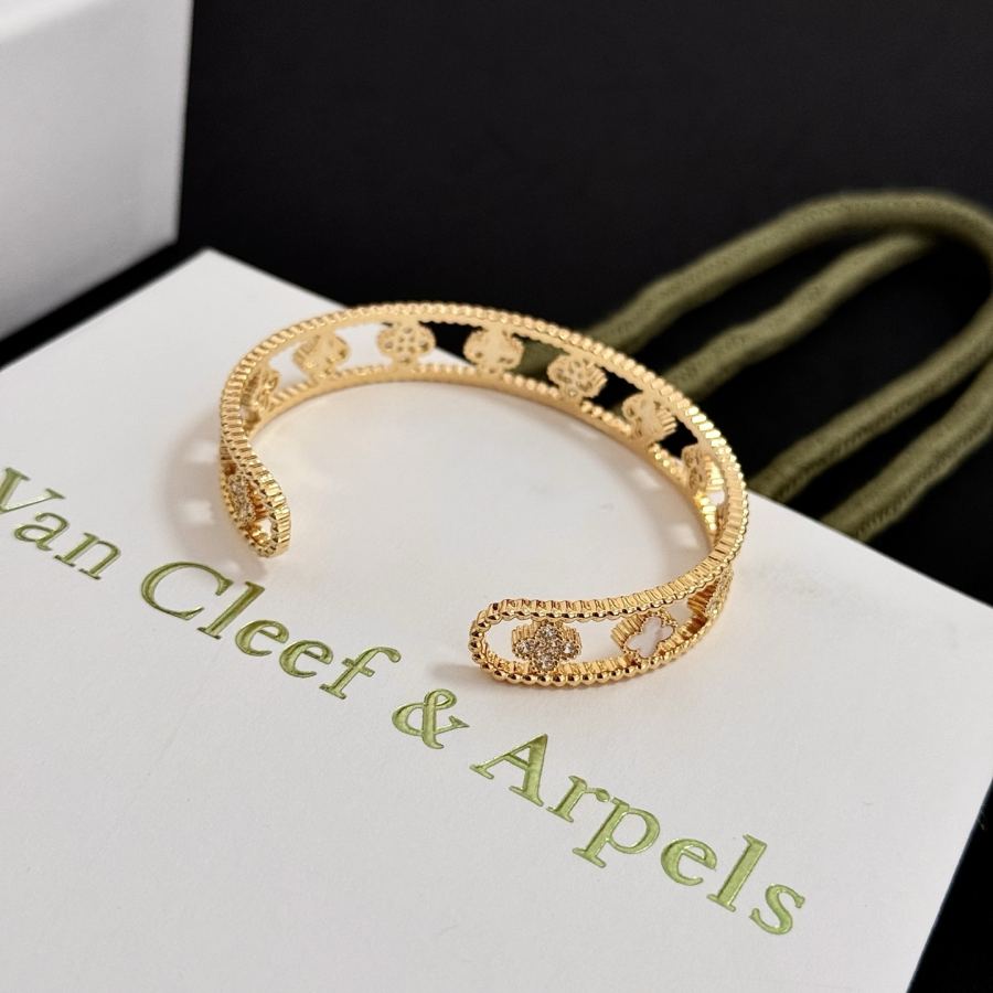 Van Cleef & Arpels Jewelry Four-Leaf Clover Bracelet, V Gold, Diamond Inlay — 1:1 Replica For Sale — photo 8