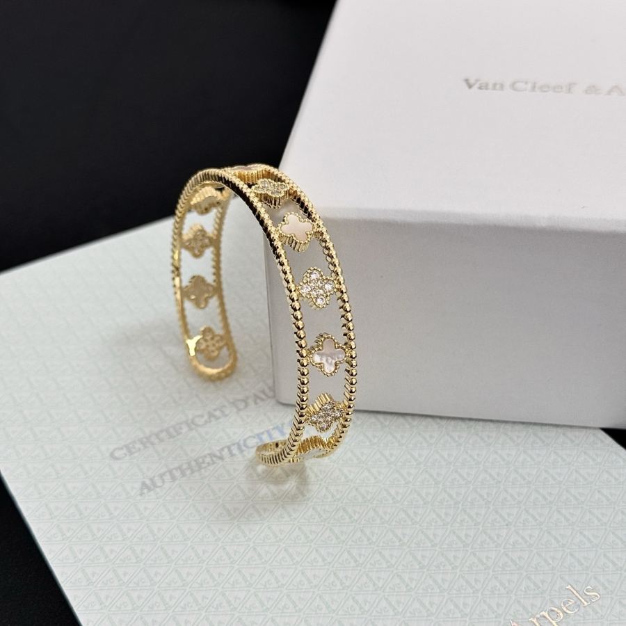 Van Cleef & Arpels Jewelry Four-Leaf Clover Bracelet, V Gold, Diamond Inlay — 1:1 Replica For Sale — photo 5