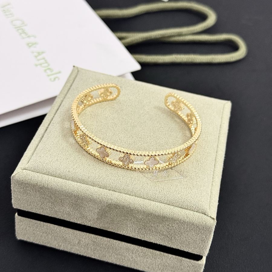 Van Cleef & Arpels Jewelry Four-Leaf Clover Bracelet, V Gold, Diamond Inlay — 1:1 Replica For Sale — photo 3