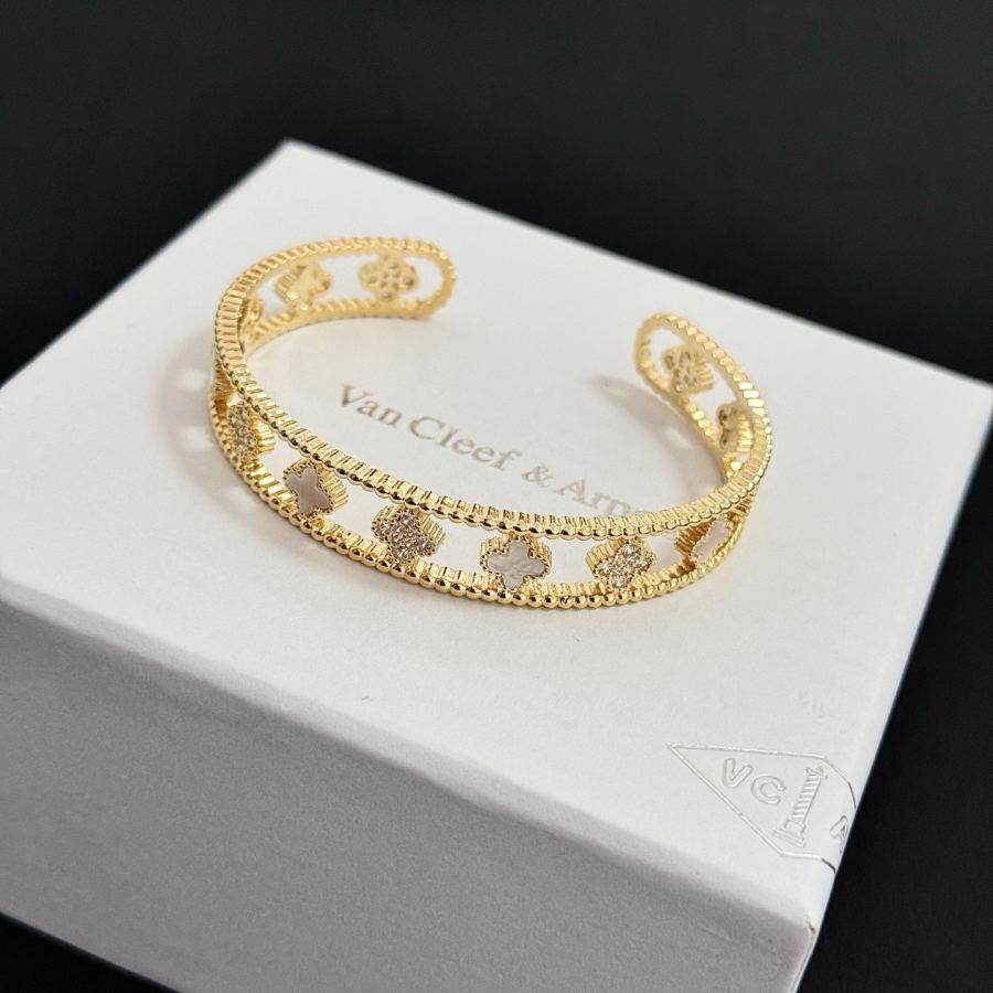 Van Cleef & Arpels Jewelry Four-Leaf Clover Bracelet, V Gold, Diamond Inlay — 1:1 Replica For Sale — photo 2