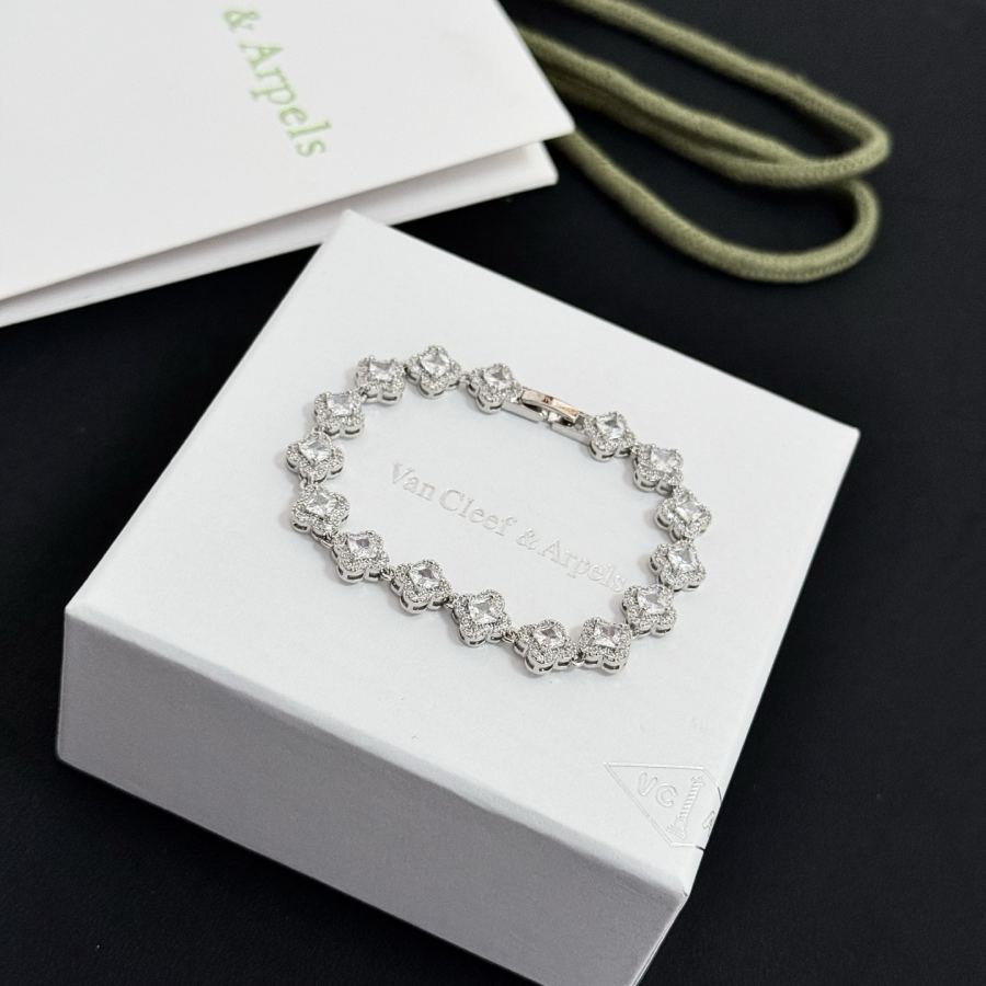 Van Cleef & Arpels Jewelry Popular VCA four-leaf clover co-branded for Christmas bracelet V gold — 1:1 Replica For Sale — photo 2