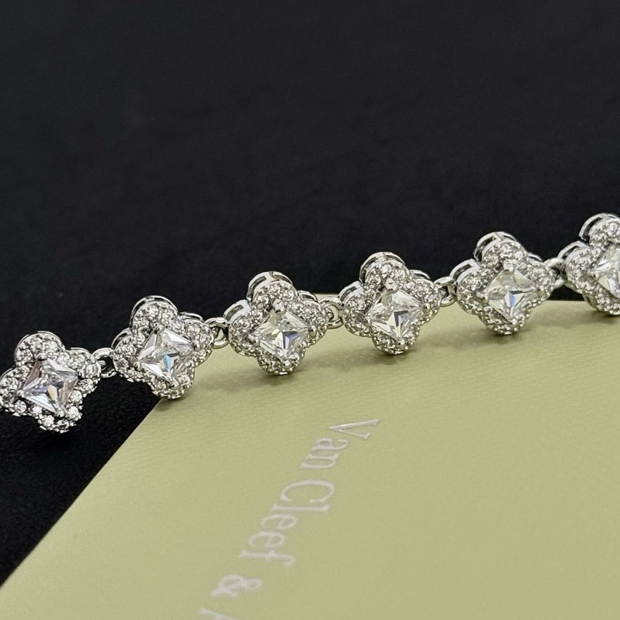 Van Cleef & Arpels Jewelry Popular VCA four-leaf clover co-branded for Christmas bracelet V gold — 1:1 Replica For Sale — photo 8