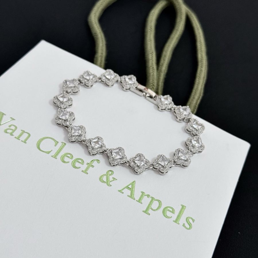 Van Cleef & Arpels Jewelry Popular VCA four-leaf clover co-branded for Christmas bracelet V gold — 1:1 Replica For Sale — photo 4