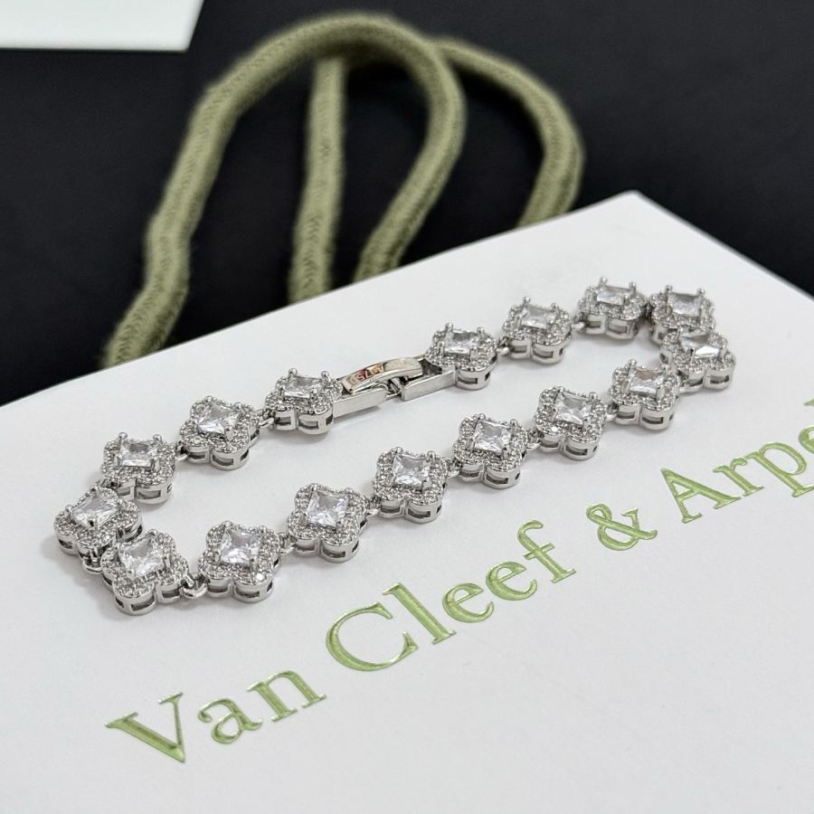 Van Cleef & Arpels Jewelry Popular VCA four-leaf clover co-branded for Christmas bracelet V gold — 1:1 Replica For Sale — photo 3