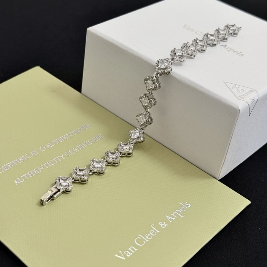 Van Cleef & Arpels Jewelry Popular VCA four-leaf clover co-branded for Christmas bracelet V gold — 1:1 Replica For Sale — photo 7