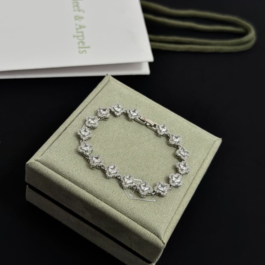 Van Cleef & Arpels Jewelry Popular VCA four-leaf clover co-branded for Christmas bracelet V gold — 1:1 Replica For Sale — photo 9