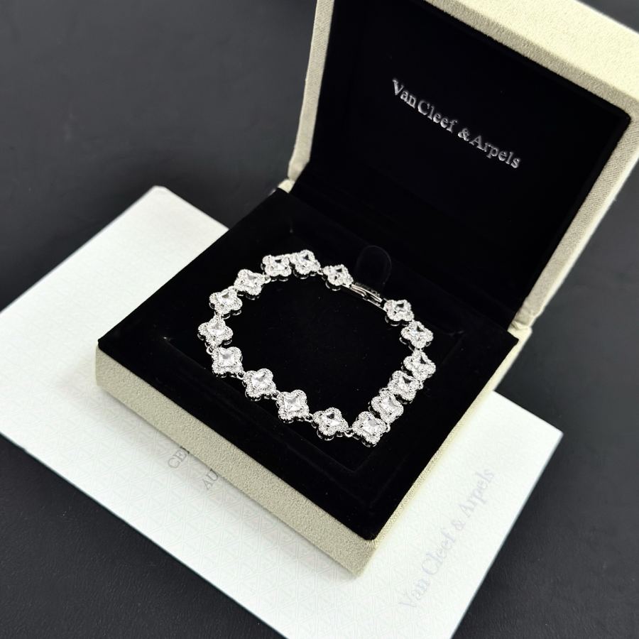 Van Cleef & Arpels Jewelry Popular VCA four-leaf clover co-branded for Christmas bracelet V gold — 1:1 Replica For Sale — photo 5