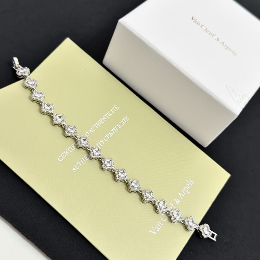Van Cleef & Arpels Jewelry Popular VCA four-leaf clover co-branded for Christmas bracelet V gold — 1:1 Replica For Sale — photo 6